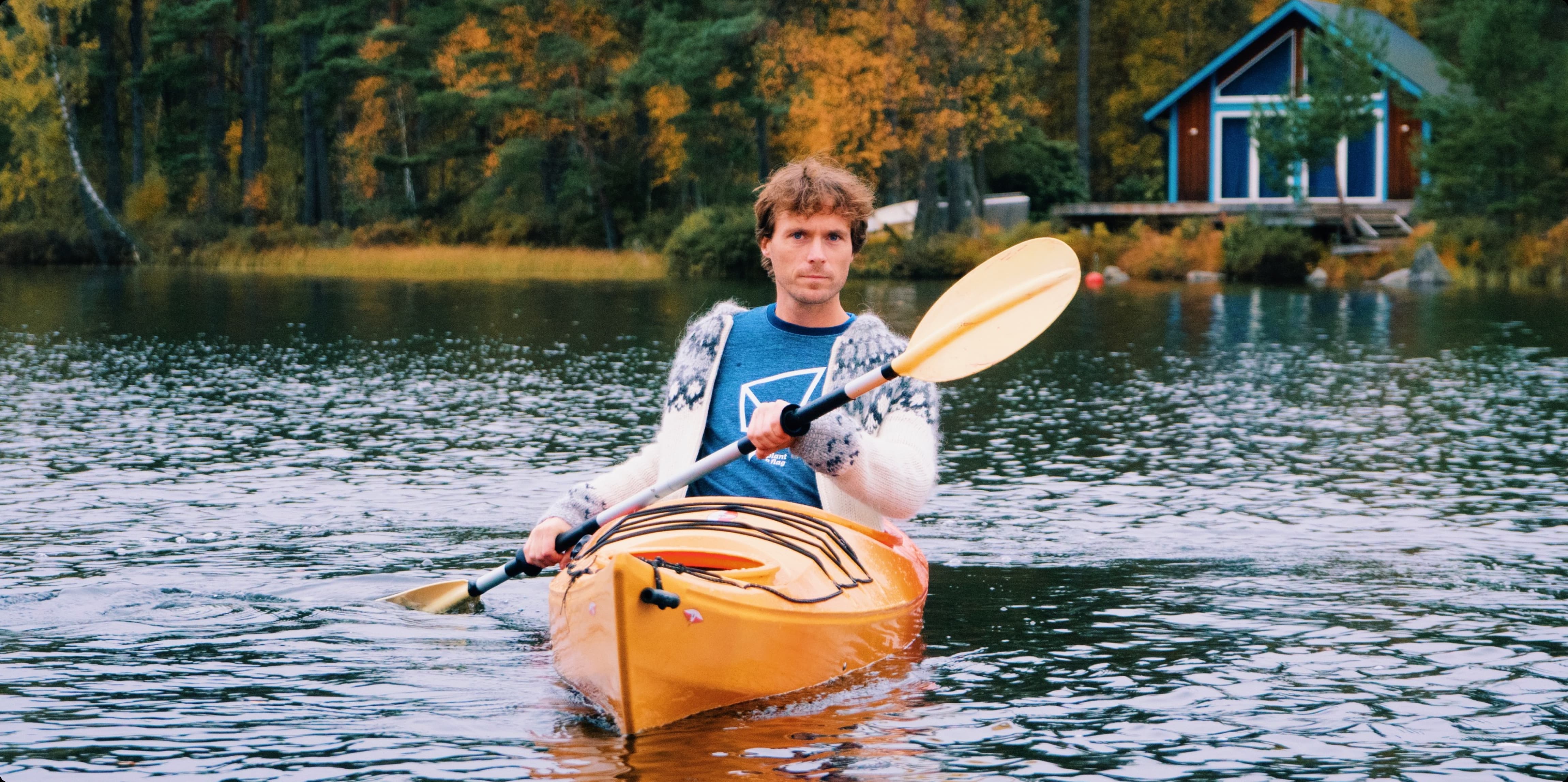 Joost Renson in een canoe op een meer